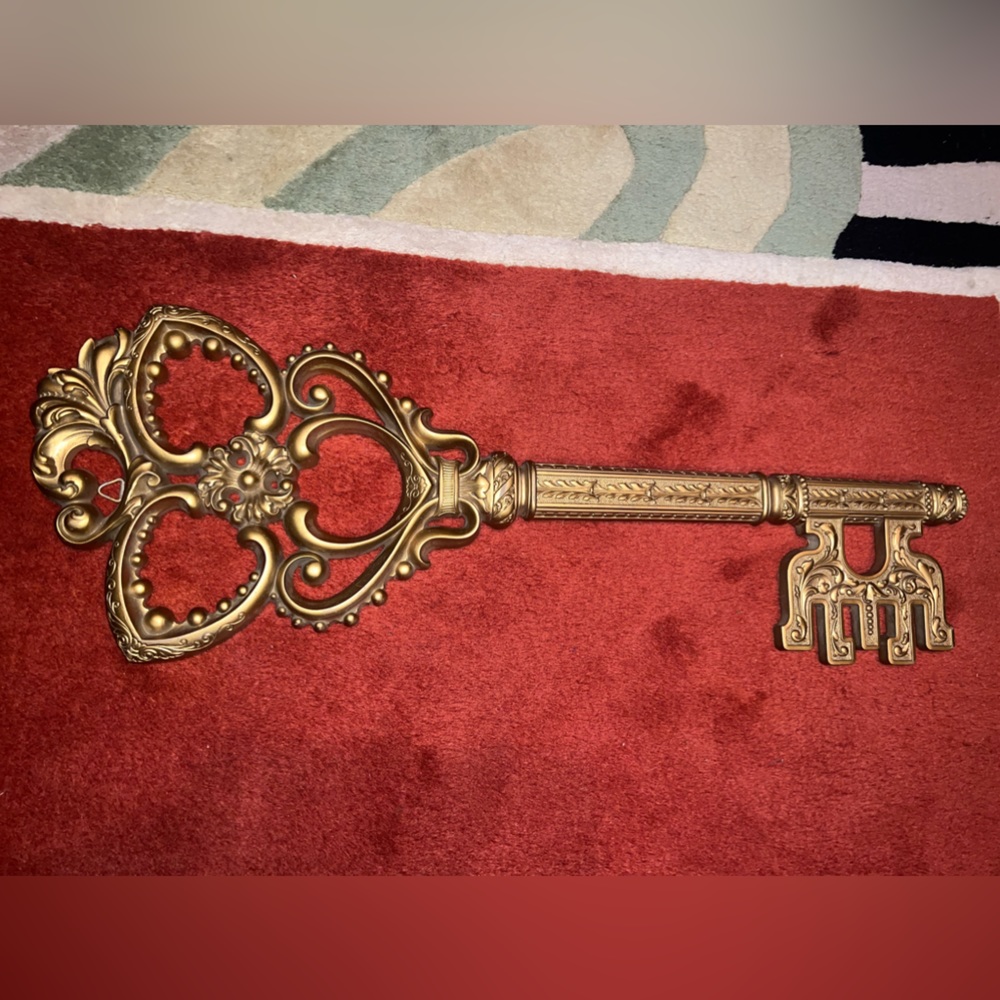 Vintage Gold Intricate Detailed Key Wall Decor - Picture 4 of 7
